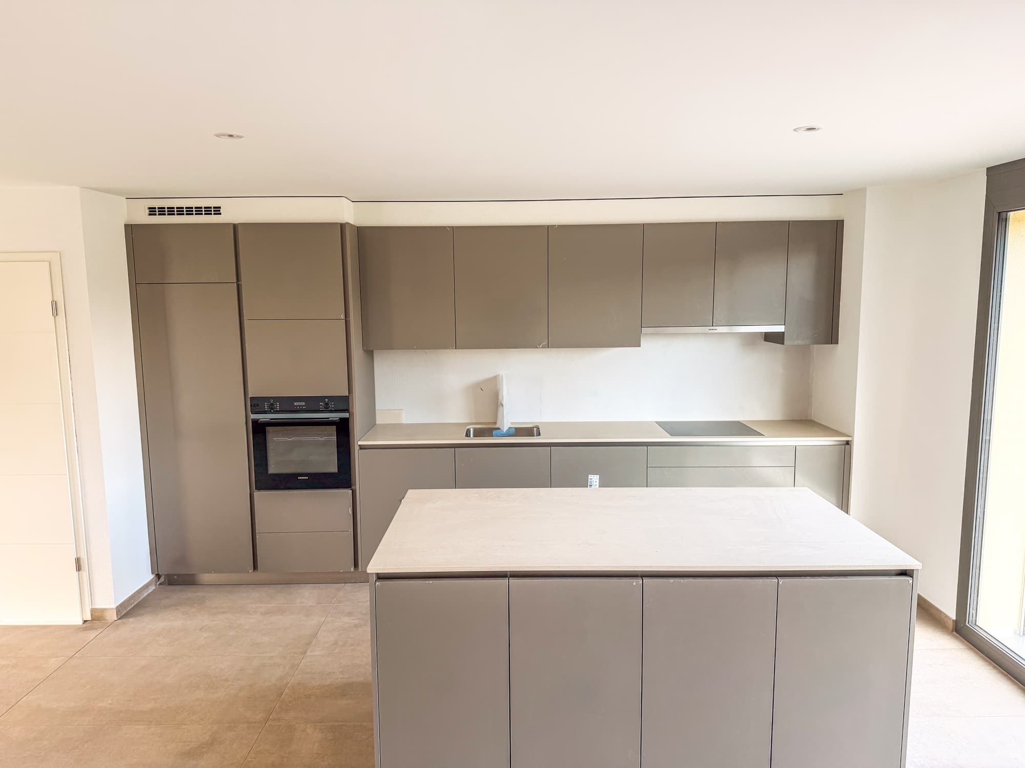 Villa 1 - Cuisine aménagée avec finitions haut de gamme