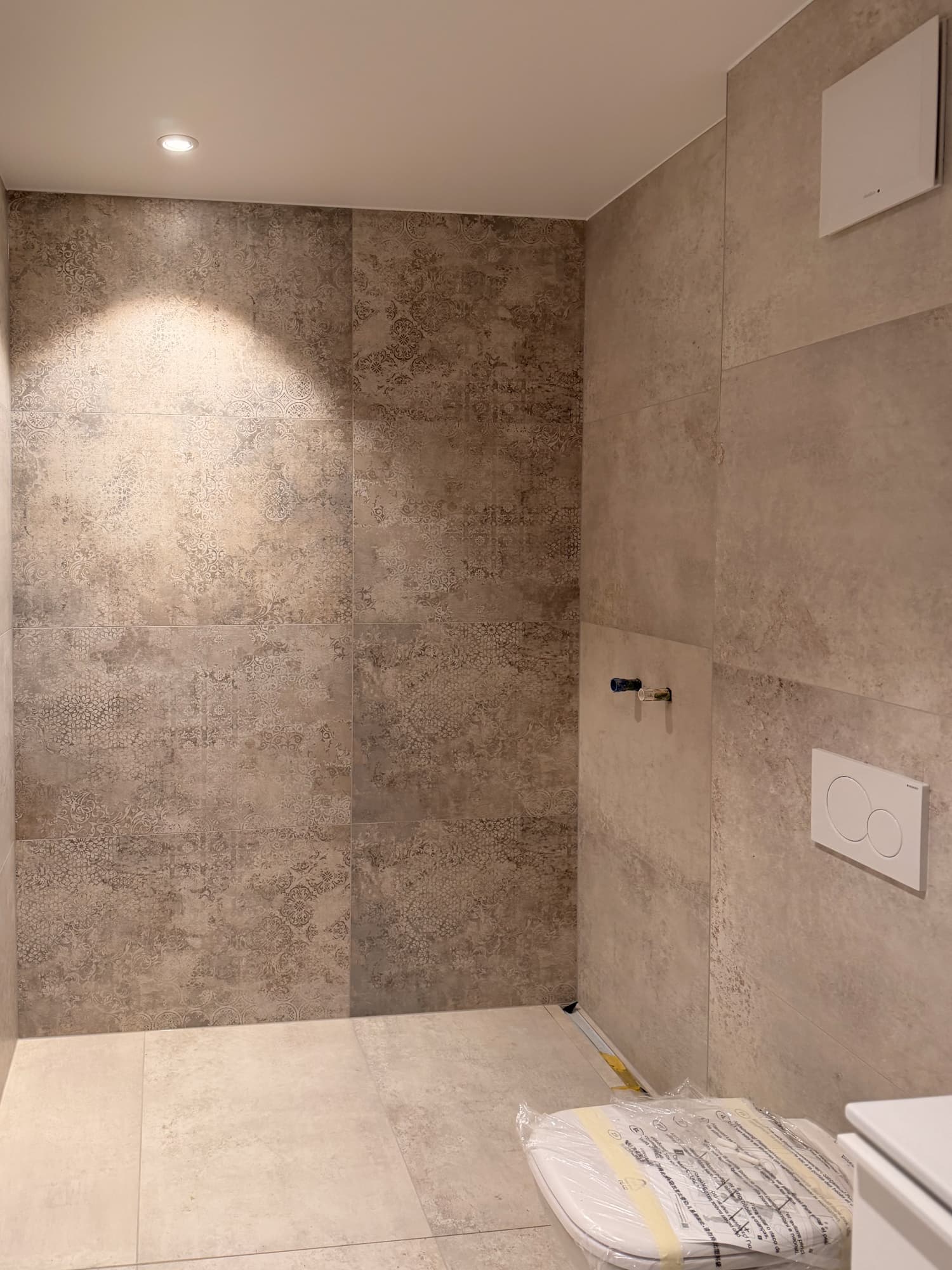 Villa 1 - Salle de bain moderne avec baignoire